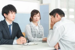資金繰り対策について話し合う銀行員と経営者のイメージ